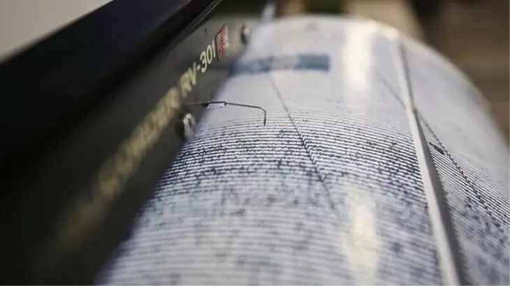 Marmara Denizi nde 4,1 büyüklüğünde deprem İstanbul ve çevre illerden hissedildi....